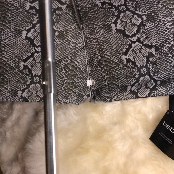 ☔️New BEBE Snake Print Retractable Umbrella☔️ - Picture 5 of 7